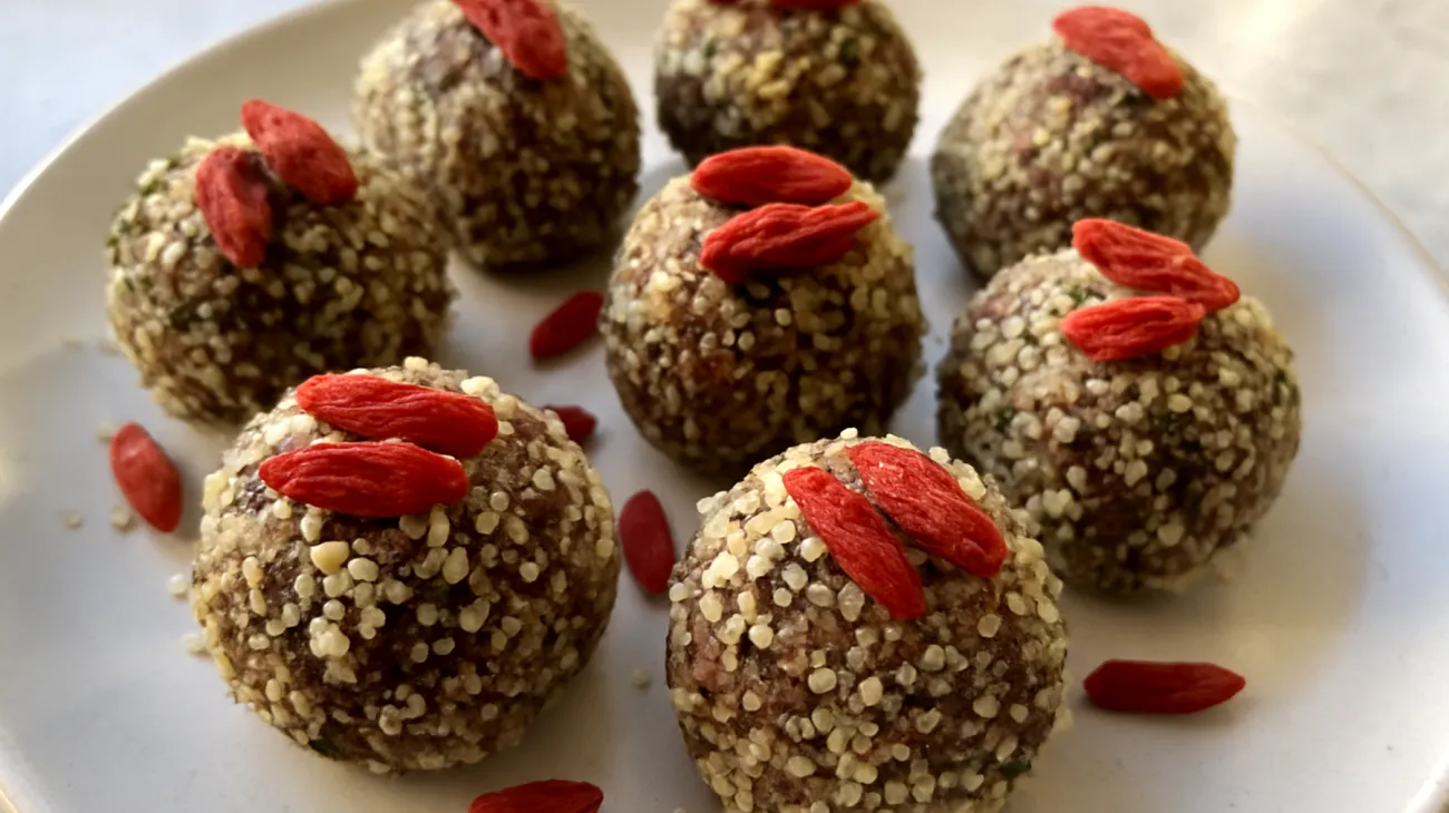 Hanfsamen-Kakao-Energiebällchen mit Goji-Beeren"