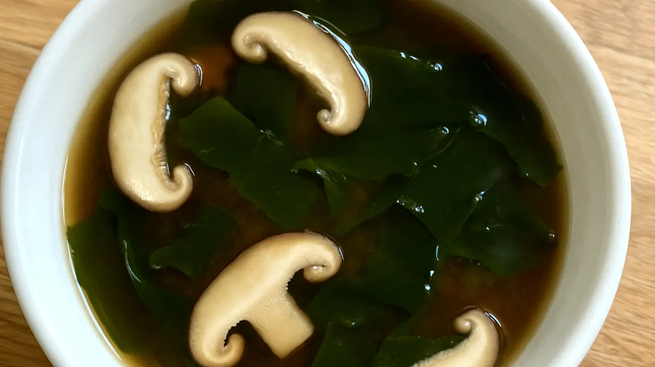 Miso-Algen-Suppe mit Shiitake-Pilzen und Wakame"