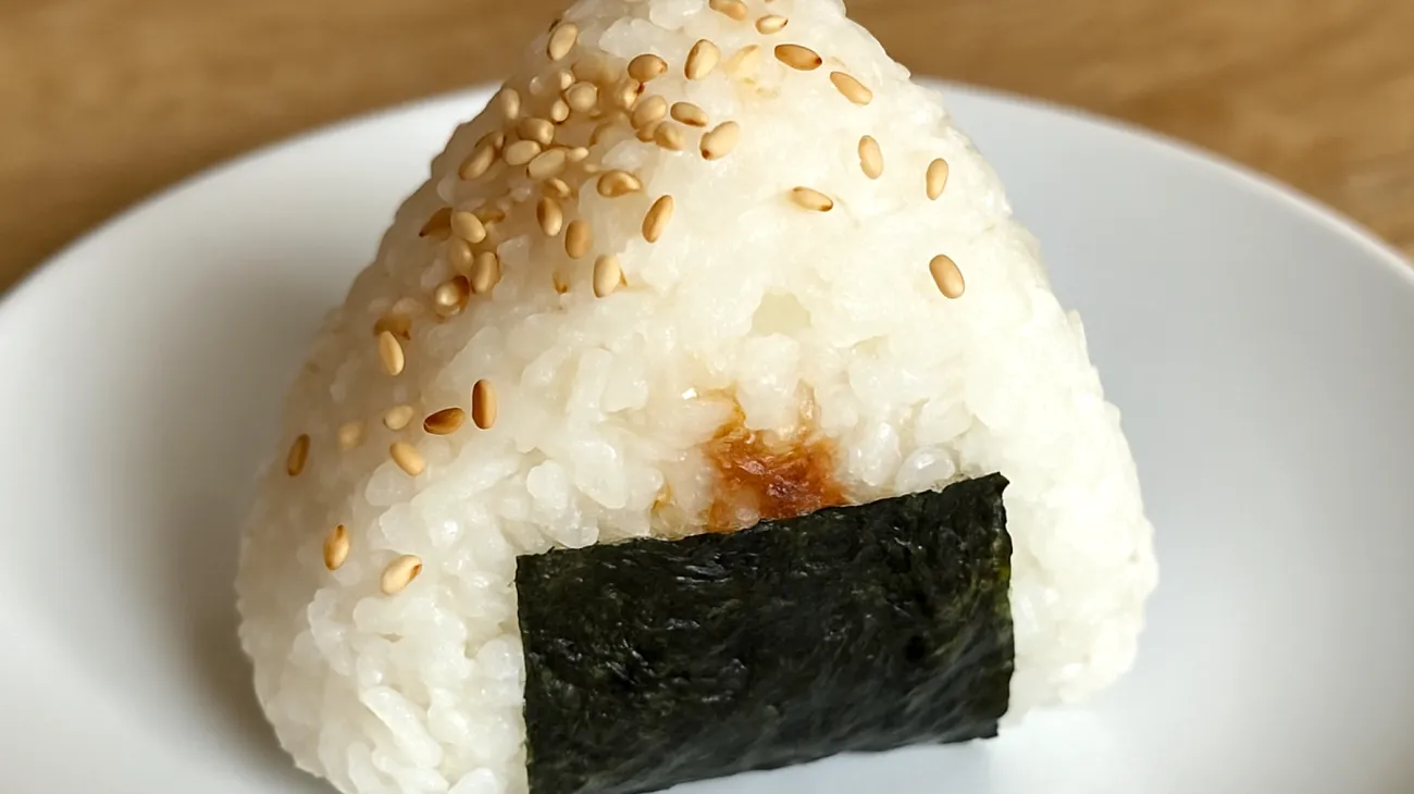 Miso-Onigiri mit Sesam und Nori"