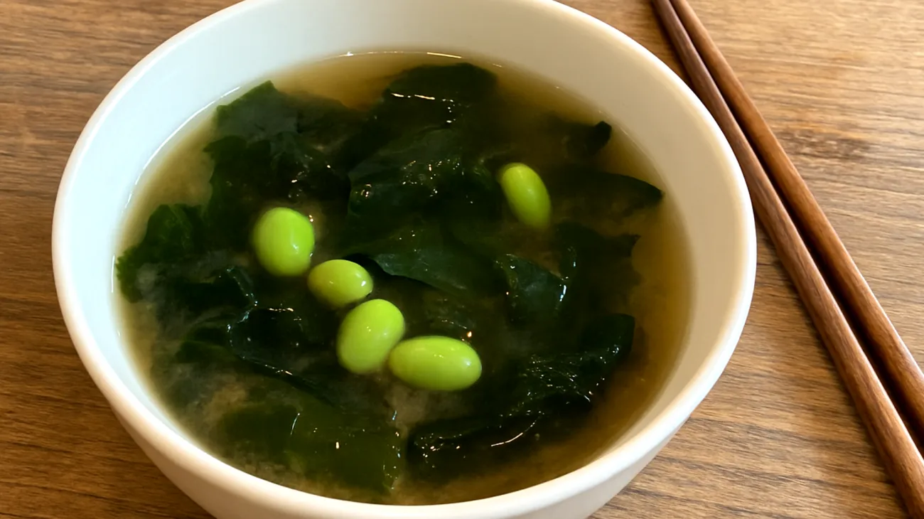 Miso-Suppe mit Wakame-Algen und Edamame"