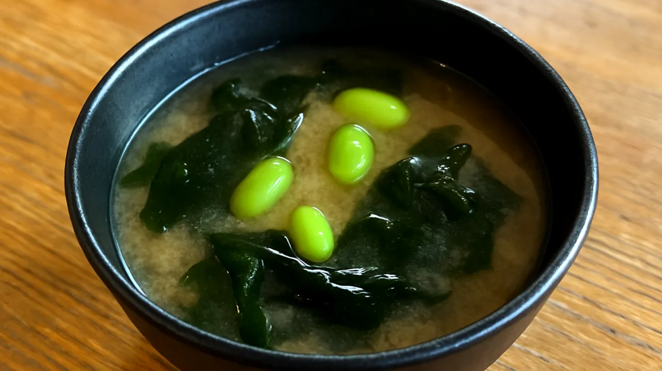 Miso-Suppe mit Wakame-Algen und Edamame"