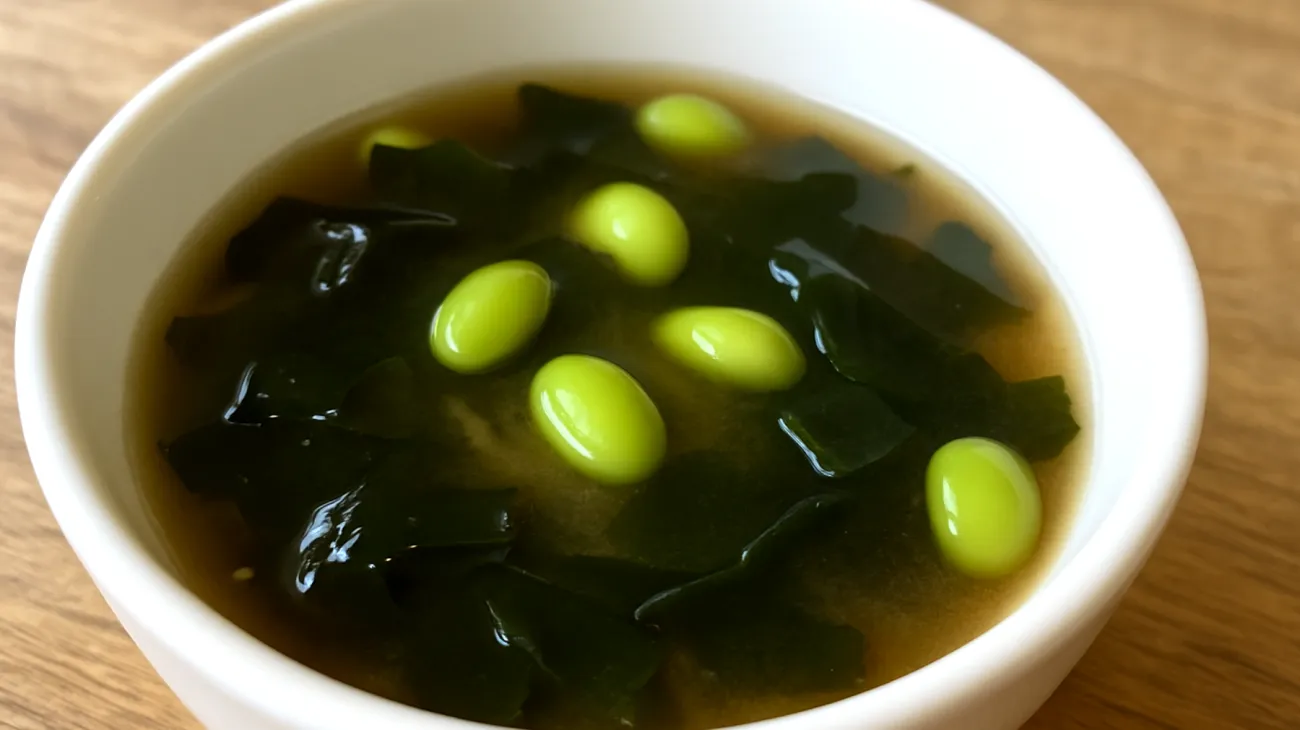 Miso-Suppe mit Wakame-Algen und Edamame"