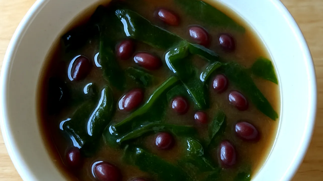 Miso-Wakame-Suppe mit Adzukibohnen"