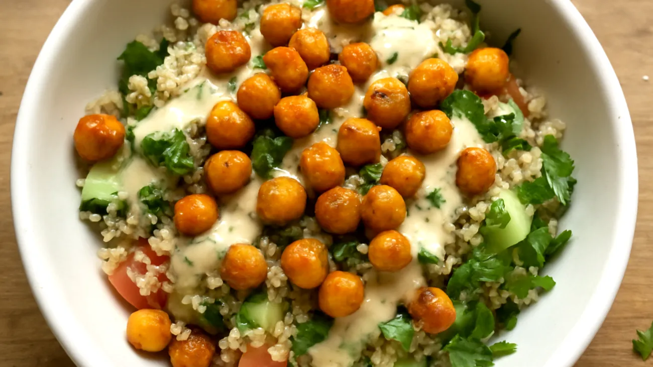 Quinoa-Salat mit gerösteten Kichererbsen und Tahini-Dressing"